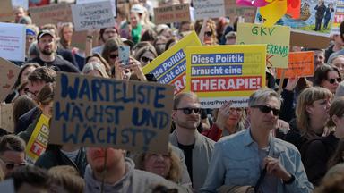 Teilnehmer einer Demonstration für faire Honorare für Psychotherapeuten protestieren auf dem Rathausmarkt in Hamburg. (Archiv)