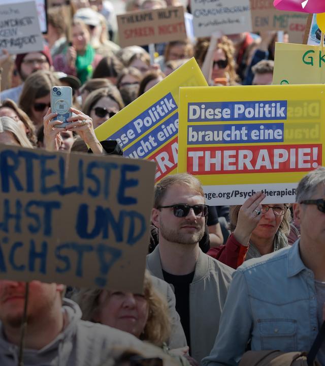 Teilnehmer einer Demonstration für faire Honorare für Psychotherapeuten protestieren auf dem Rathausmarkt in Hamburg. (Archiv)