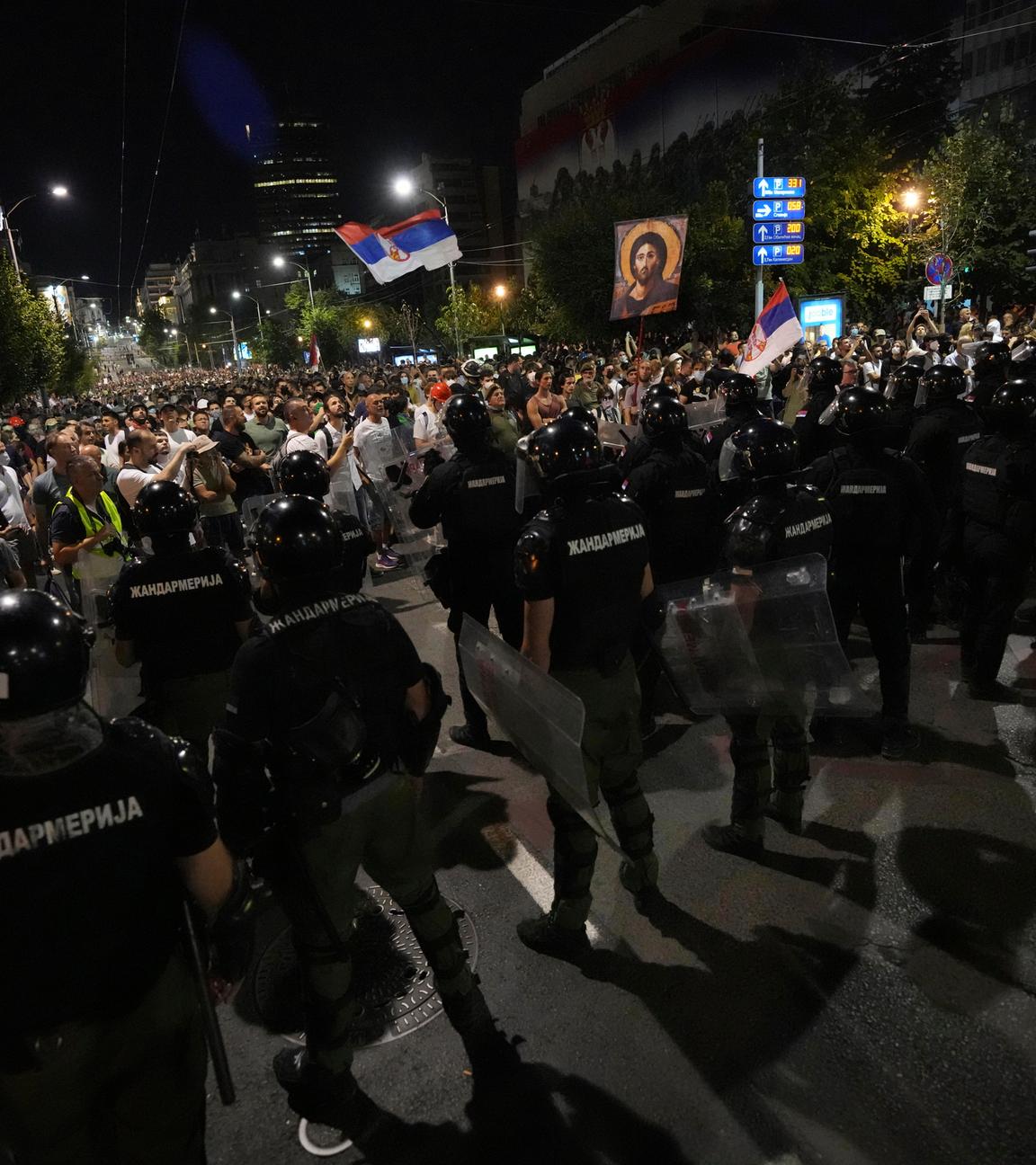 Serbische Polizisten blockieren Demonstranten während einer Anti-Regierungs-Demonstration in Belgrad.