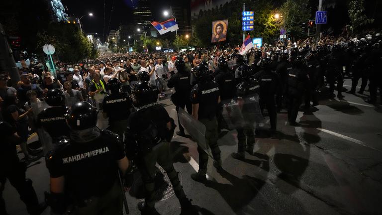Serbische Polizisten blockieren Demonstranten während einer Anti-Regierungs-Demonstration in Belgrad.