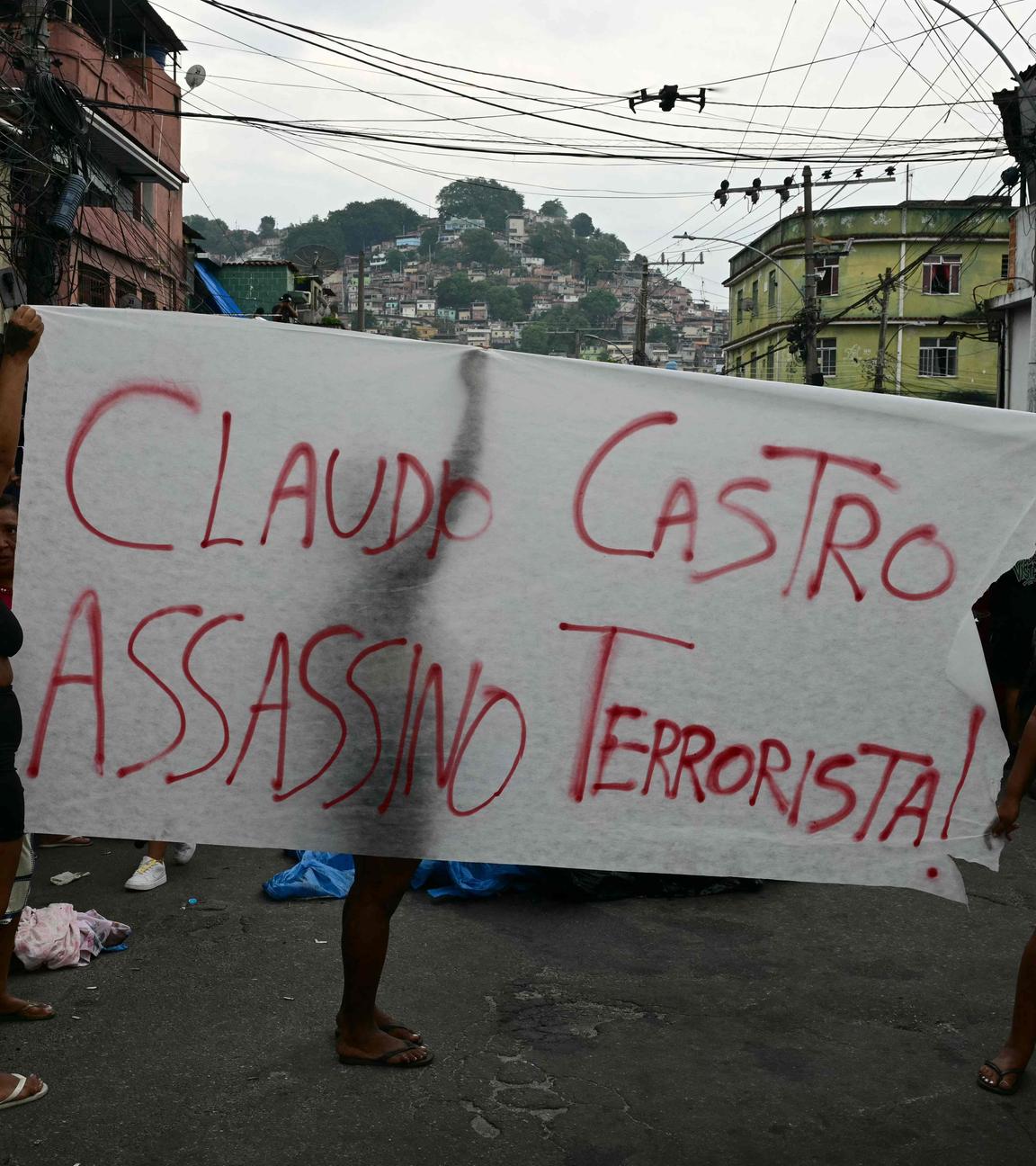 Menschen protestieren, während Anwohner auf dem São-Lucas-Platz in der Favela Vila Cruzeiro in Rio de Janeiro mehr als 50 Leichen aufreihen – einen Tag nacheiner tödlichen Polizeioperation.
