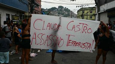 Menschen protestieren, während Anwohner auf dem São-Lucas-Platz in der Favela Vila Cruzeiro in Rio de Janeiro mehr als 50 Leichen aufreihen – einen Tag nacheiner tödlichen Polizeioperation.