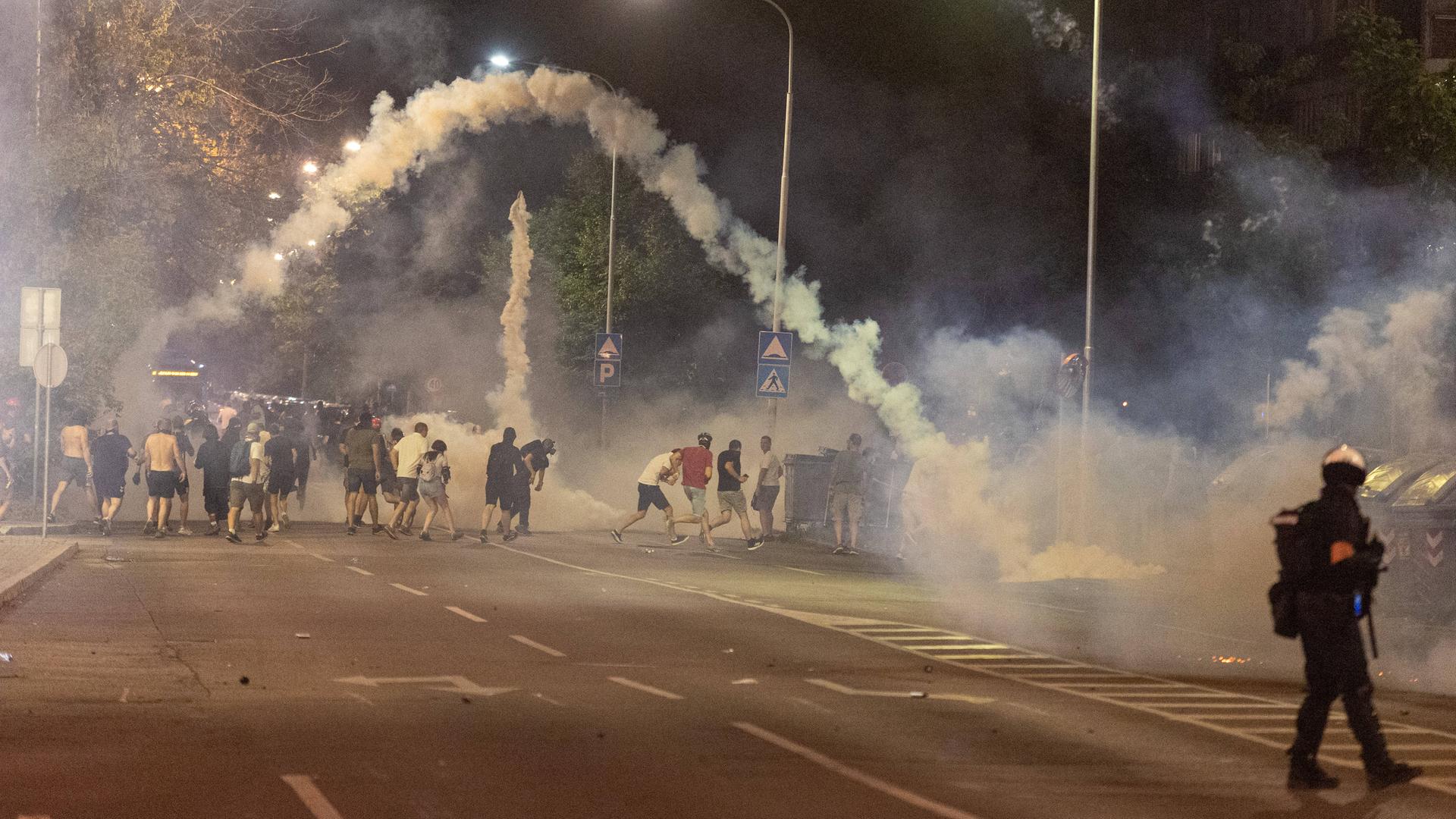 Erneute Zusammenstösse zwischen Polizei und Demonstranten in Belgrad.