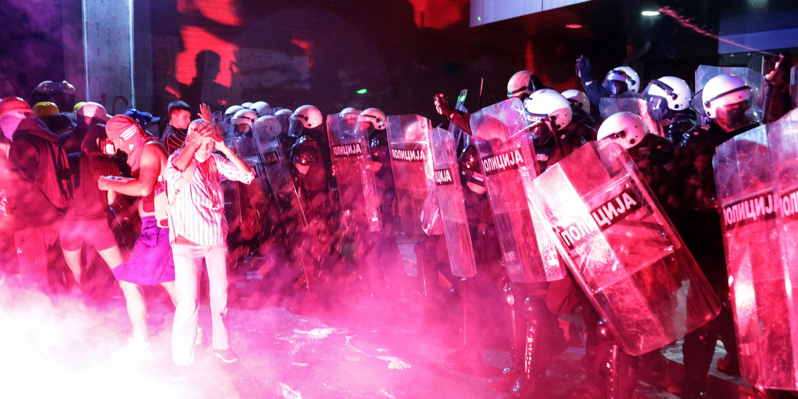 Demonstrierende geraten am 5. September 2025 in Novi Sad, Serbien, während eines Protests gegen Polizeigewalt mit der Bereitschaftspolizei aneinander.