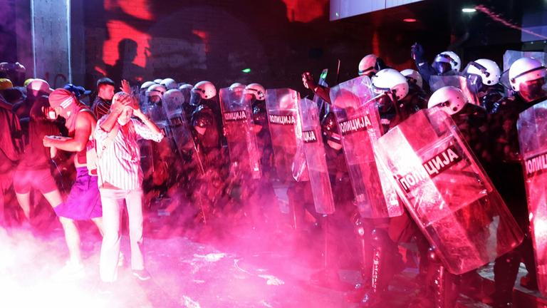 Demonstrierende geraten am 5. September 2025 in Novi Sad, Serbien, während eines Protests gegen Polizeigewalt mit der Bereitschaftspolizei aneinander.