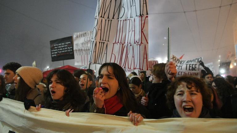 Eine Gruppe Studenten demonstriert lautstark.