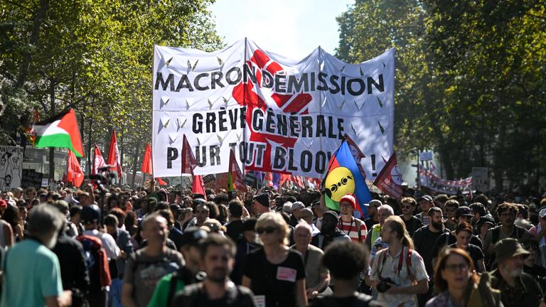 Protest in Frankreich. Die Demonstranten halten große Plakate in die Luft