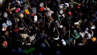 Viele Menschen, die gegen die Einwanderungspolitik Südafrikas protestieren, sind von oben zu sehen.
