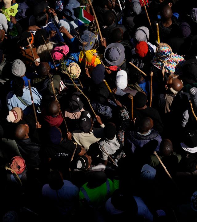 Viele Menschen, die gegen die Einwanderungspolitik Südafrikas protestieren, sind von oben zu sehen.