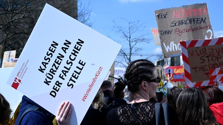 Grossdemonstration von Psychotherapeuten gegen geplante Honorarkuerzungen in Berlin