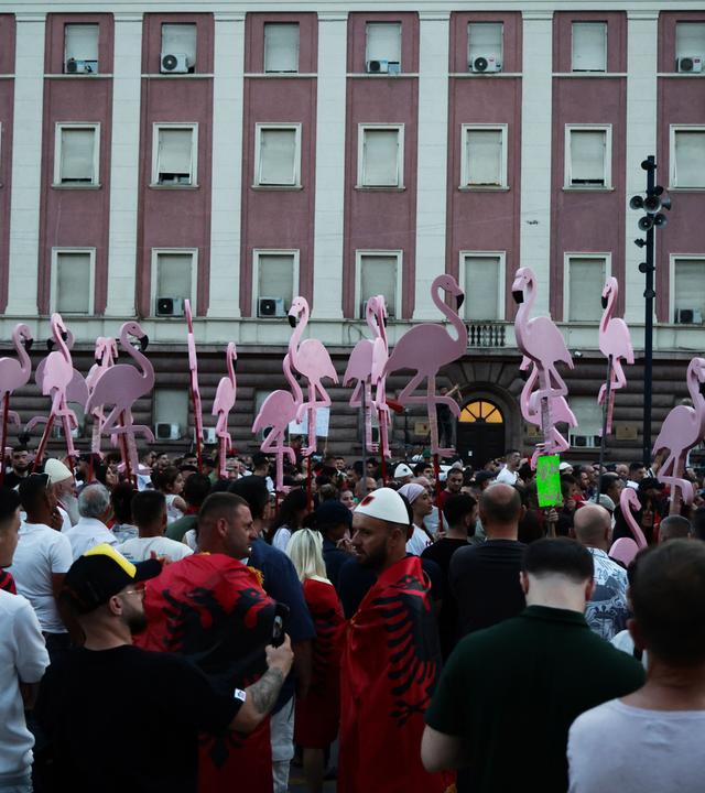 17.06.2026, Albanien, Tirana: Umweltaktivisten, zivilgesellschaftliche Gruppen, Familien und junge Menschen nehmen am achtzehnten Tag in Folge an Demonstrationen gegen ein geplantes Luxustourismus-Projekt teil.