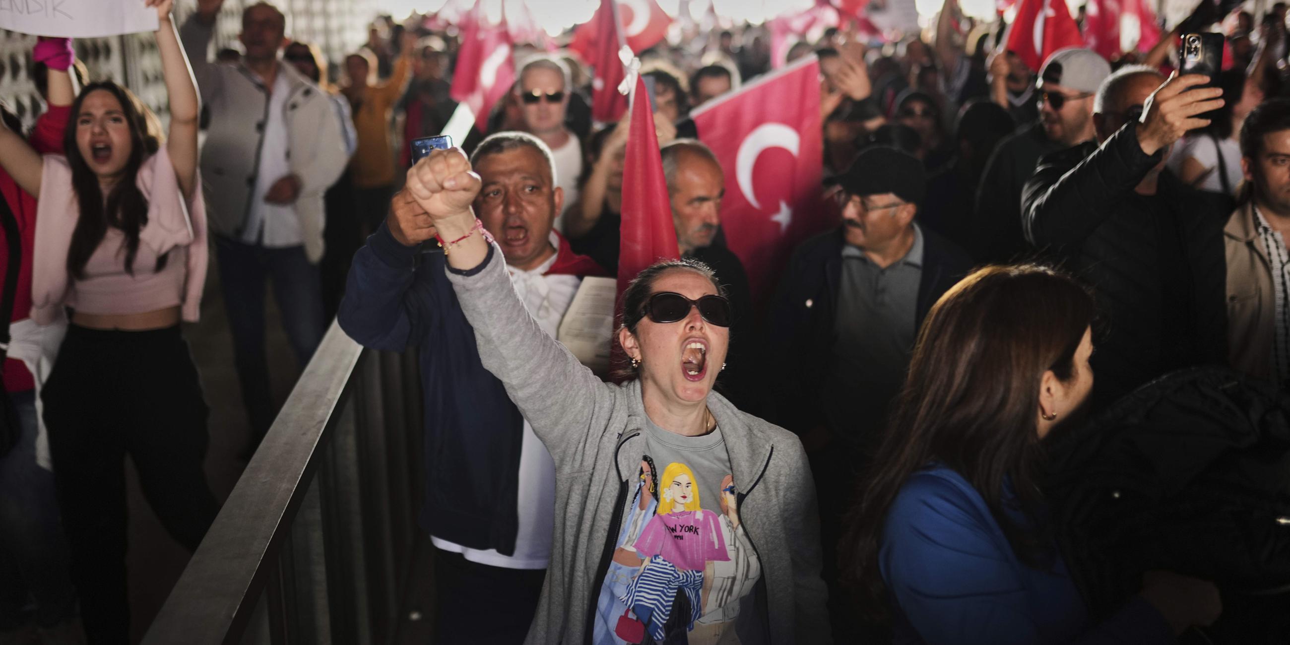 Nach einer Kundgebung der Republikanischen Volkspartei (CHP) gegen die Verhaftung des Bürgermeisters von Istanbul, Ekrem Imamoglu, in Istanbul, rufen Menschen Slogans. 