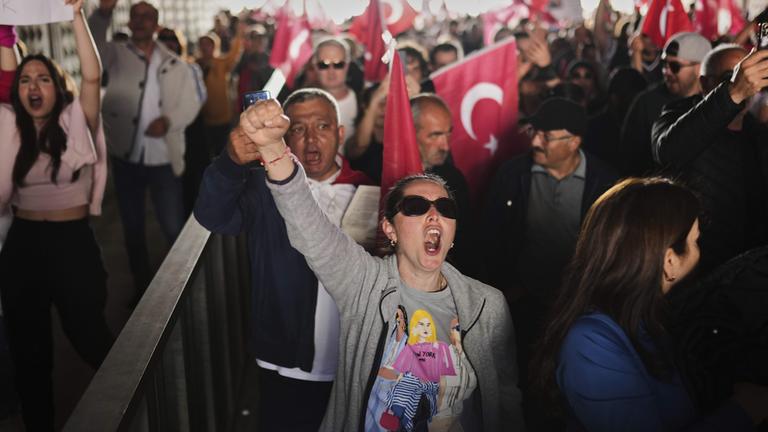 Nach einer Kundgebung der Republikanischen Volkspartei (CHP) gegen die Verhaftung des Bürgermeisters von Istanbul, Ekrem Imamoglu, in Istanbul, rufen Menschen Slogans. 