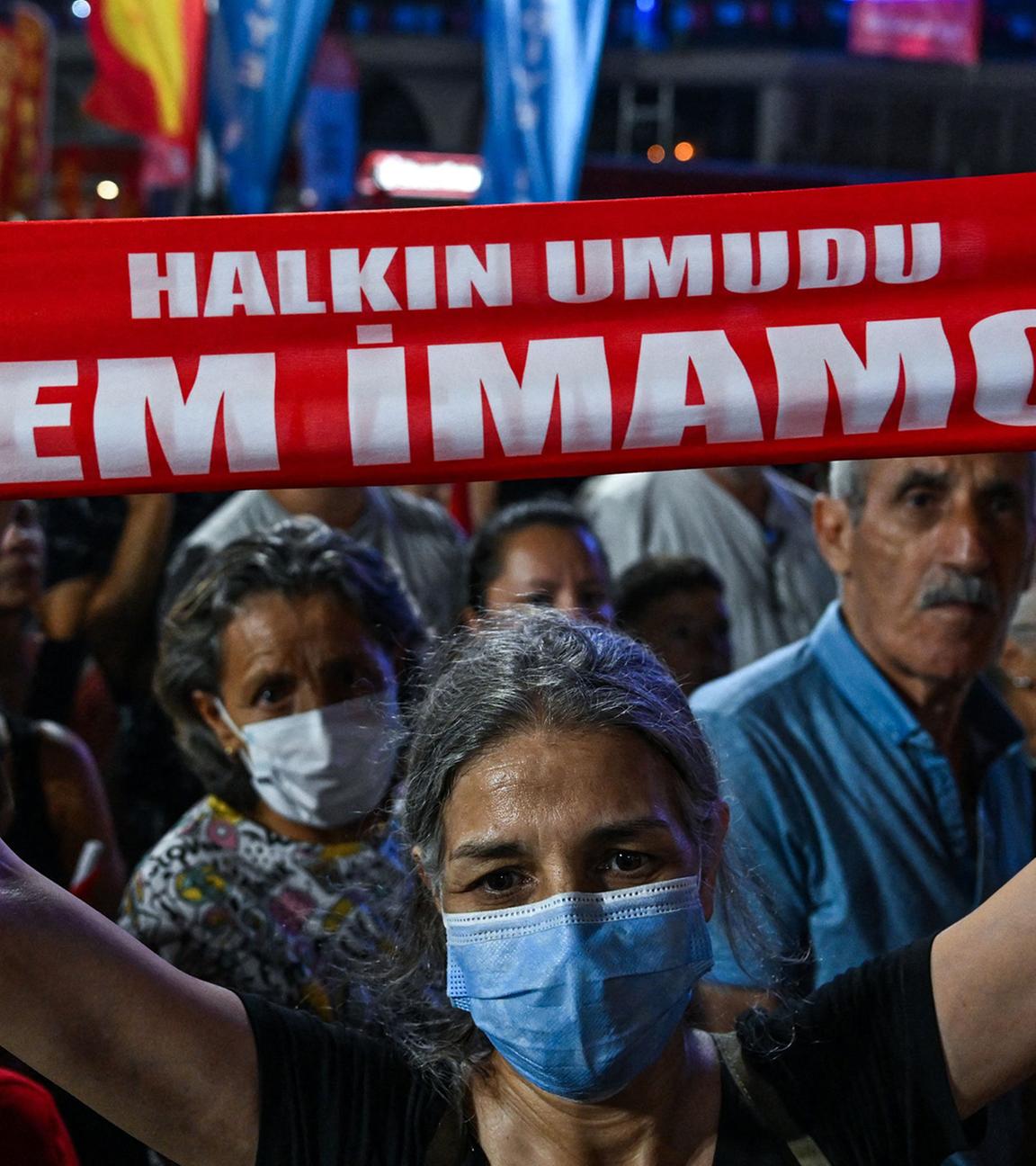 Eine Frau hält einen Schal mit der Aufschrift „Ekrem Imamoglu ist die Hoffnung des Volkes“, während sich Unterstützer der Republikanischen Volkspartei am 3. September 2025 in Istanbul zu einer Kundgebung für den inhaftierten Bürgermeister Ekrem Imamoglu versammeln.