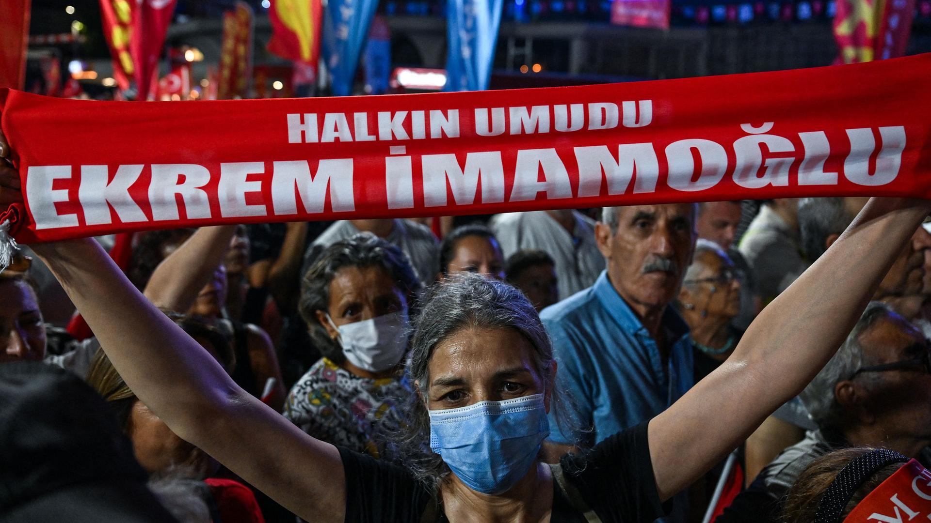 Eine Frau in der Türkei hält einen Schal mit der Aufschrift "Ekrem Imamoglu ist die Hoffnung des Volkes", während sich Unterstützer der Republikanischen Volkspartei am 3. September 2025 in Istanbul zu einer Kundgebung für den inhaftierten Bürgermeister Ekrem Imamoglu versammeln.