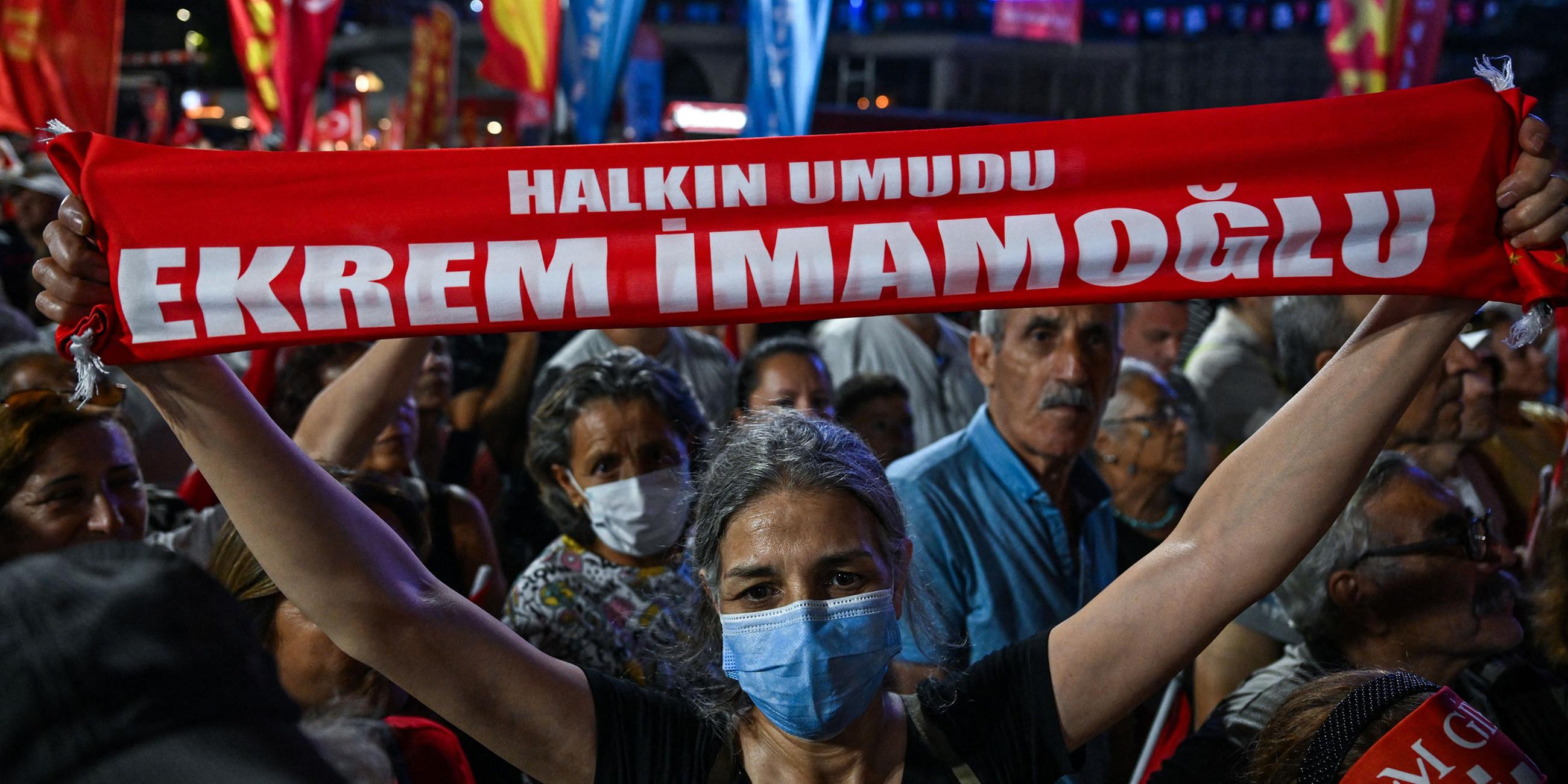 Eine Frau in der Türkei hält einen Schal mit der Aufschrift "Ekrem Imamoglu ist die Hoffnung des Volkes", während sich Unterstützer der Republikanischen Volkspartei am 3. September 2025 in Istanbul zu einer Kundgebung für den inhaftierten Bürgermeister Ekrem Imamoglu versammeln.