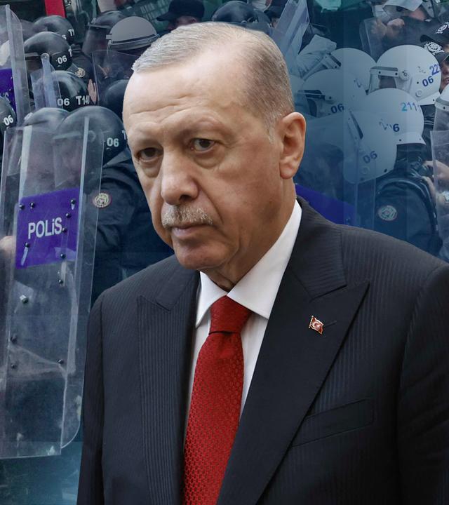 Türkei-Präsident Erdogan im Anzug als Cut-Out zu sehen. Der Hintergrund ist ein Bild von aktuellen Protesten in der Türkei und zeigt wie die Demonstranten auf die Polizei stößt.