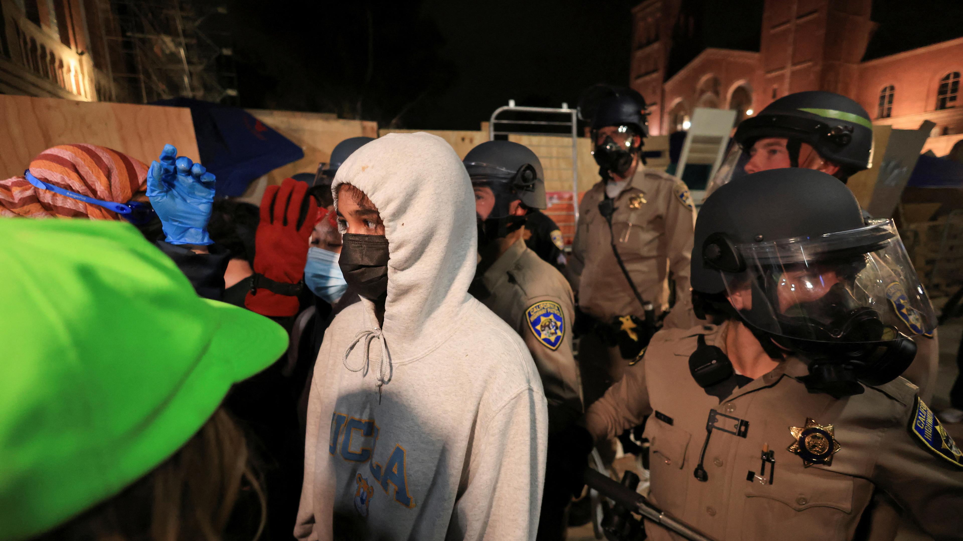Pro-palästinensische Demonstranten behaupten sich, während CHP-Beamte versuchen, ein Gebiet in der Nähe eines Lagers auf dem Campus der University of California, Los Angeles (UCLA) zu räumen.