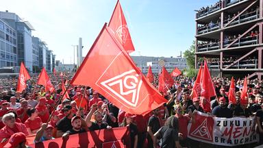 Baden-Württemberg, Sindelfingen: Proteste an einem Eingang zum Mercedes-Benz Werk.