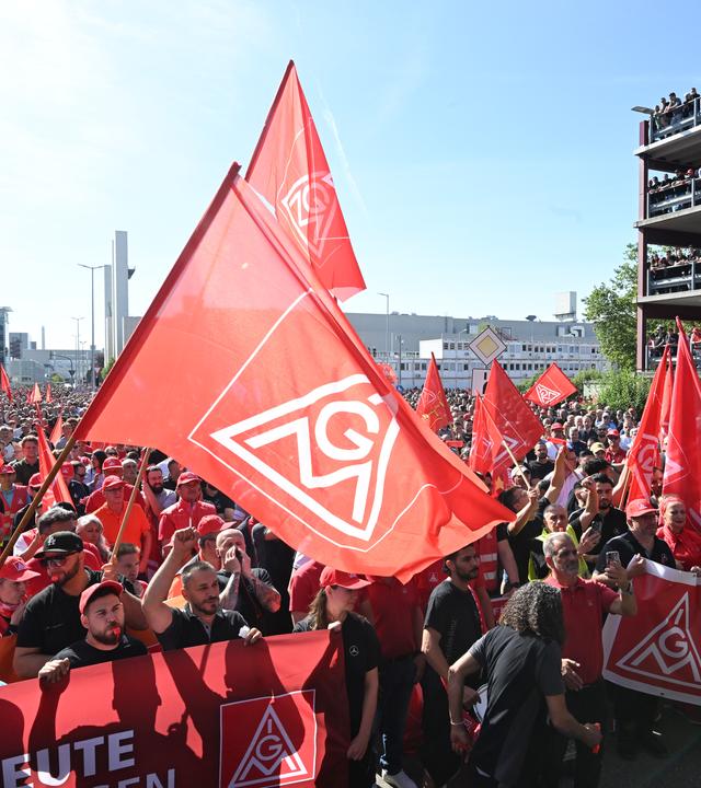 Baden-Württemberg, Sindelfingen: Proteste an einem Eingang zum Mercedes-Benz Werk.