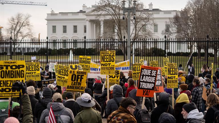 Demonstranten protestieren vor dem Weißen Haus gegen US-Bombardements in Venezuela.