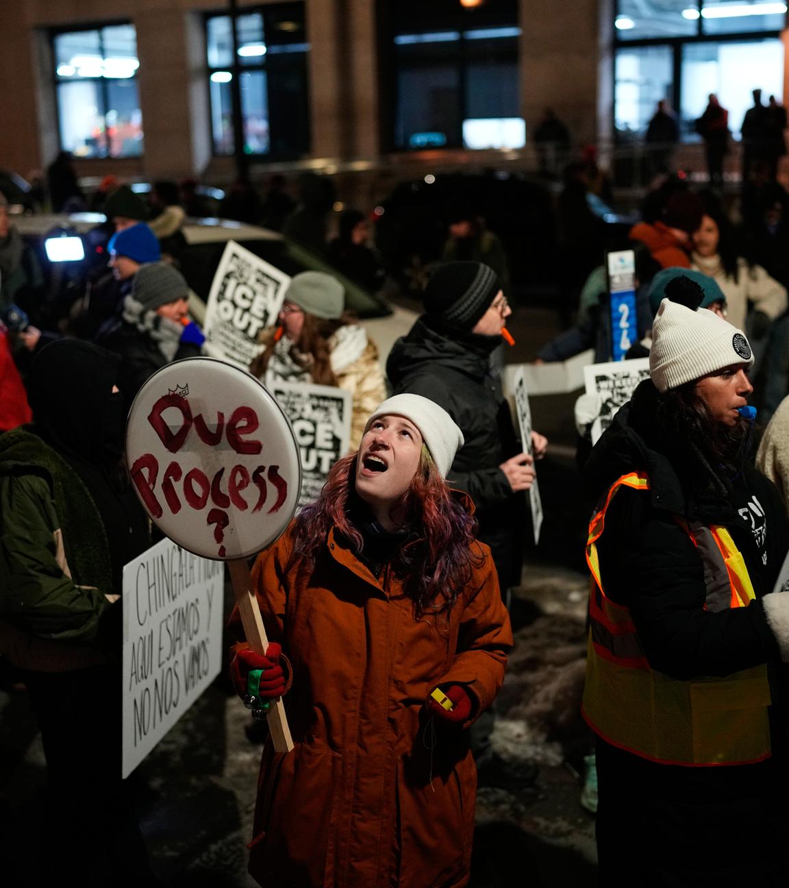 Menschen nehmen an einer Protest- und Lärmdemonstration teil