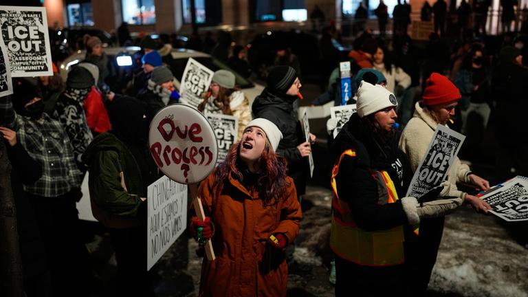 Menschen nehmen an einer Protest- und Lärmdemonstration teil