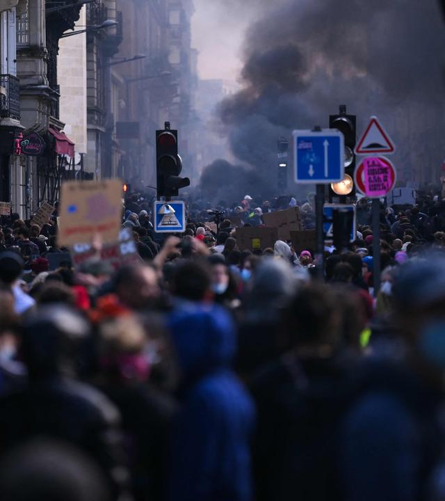 Rauch steigt auf, während Demonstranten am 17. Oktober 2026 in Bordeaux im Südwesten Frankreichs gegen die „hohen Lebenshaltungskosten“ protestieren. Die Aktion ist Teil eines landesweiten Mobilisierungsaufrufs, der verschiedene Gruppen zusammenbringt, die ihrem Unmut Ausdruck verleihen: ehemalige „Gelbwesten“, Schüler und Studierende, Klimaaktivisten sowie Landwirte.