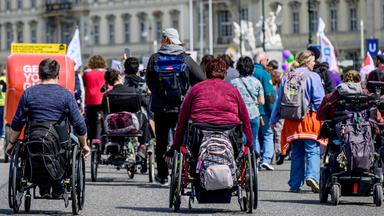 Demonstranten im Rollstuhl nehmen am 5. Mai 2023 in Berlin an einer Kundgebung zum Europäischen Aktionstag für die Gleichstellung von Menschen mit Behinderungen teil.