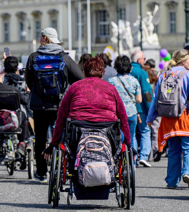 Demonstranten im Rollstuhl nehmen am 5. Mai 2023 in Berlin an einer Kundgebung zum Europäischen Aktionstag für die Gleichstellung von Menschen mit Behinderungen teil.