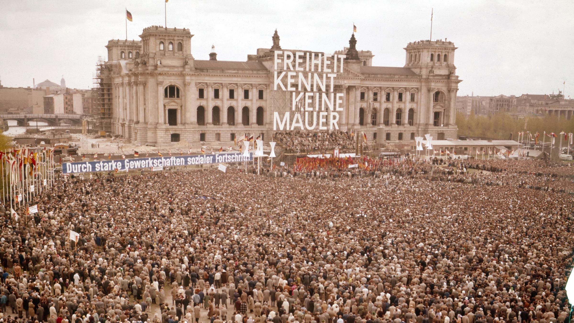 Deutschland / DDR, Berlin: Protestveranstaltung gegen den Mauerbau auf dem Platz der Republik vor dem Reichstag - 01.05.1962