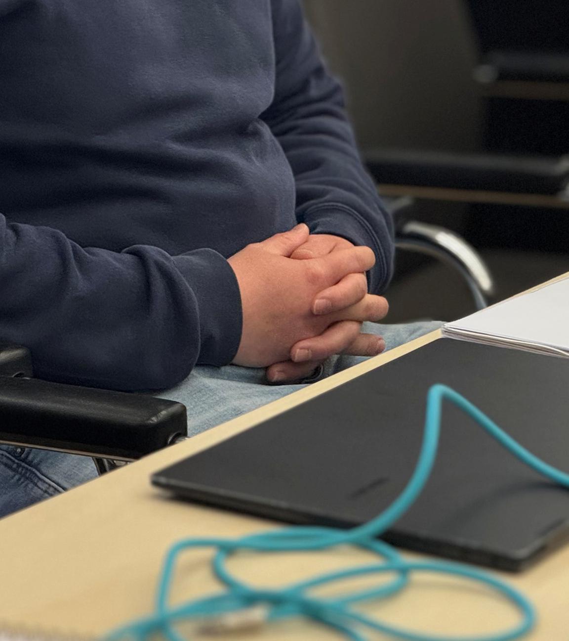Ein Angeklagter sitzt im Landgericht Erfurt. 