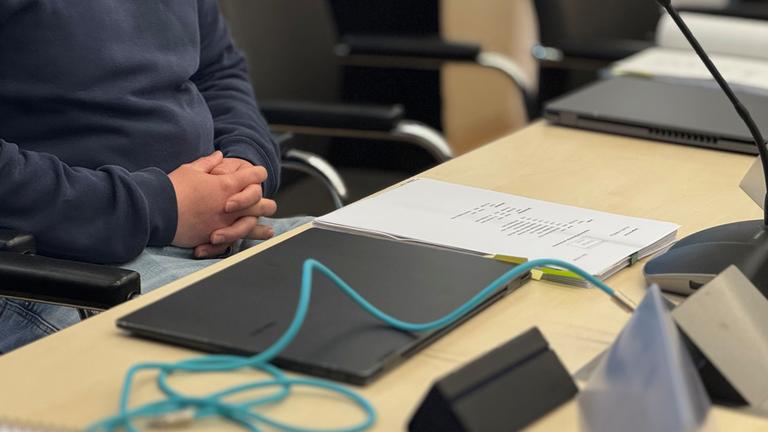 Ein Angeklagter sitzt im Landgericht Erfurt. 