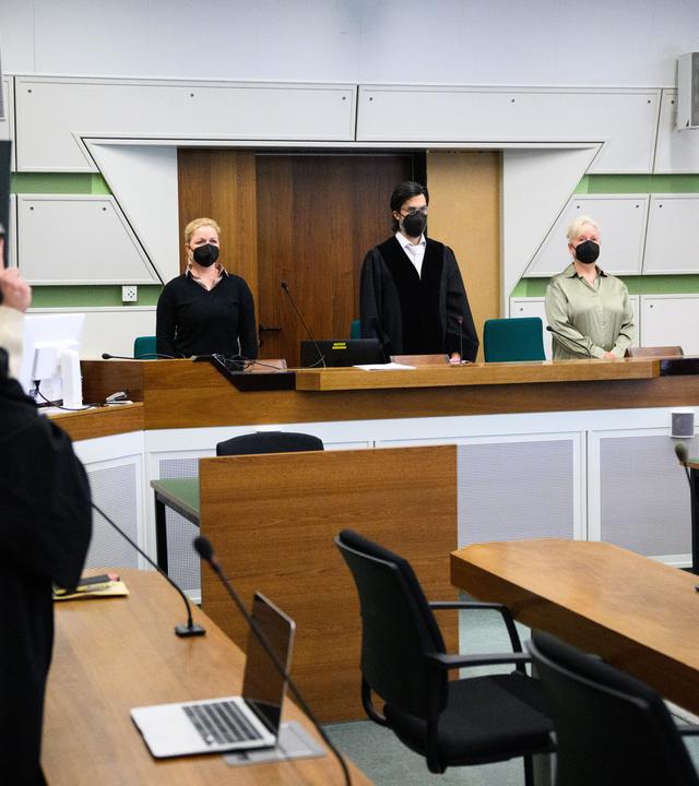 Sahin Sezer (2.v.r.), Vorsitzender Richter am Amtsgericht, steht beim Prozess wegen einer Attacke auf den jüdischen Studenten Lahav Shapira im Kriminalgericht Moabit. Links stehen der Angeklagte (verdeckt) mit seinem Rechtsanwalt Ehssan Khazaeli.
