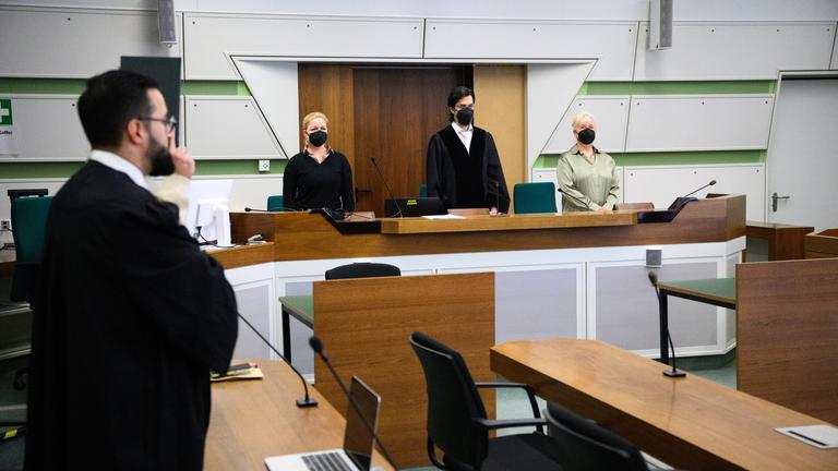 Sahin Sezer (2.v.r.), Vorsitzender Richter am Amtsgericht, steht beim Prozess wegen einer Attacke auf den jüdischen Studenten Lahav Shapira im Kriminalgericht Moabit. Links stehen der Angeklagte (verdeckt) mit seinem Rechtsanwalt Ehssan Khazaeli.