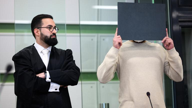 Berlin: Der Angeklagte steht mit seinem Rechtsanwalt Ehssan Khazaeli (l) beim Prozess wegen einer Attacke auf den jüdischen Studenten Lahav Shapira im Kriminalgericht Moabit.