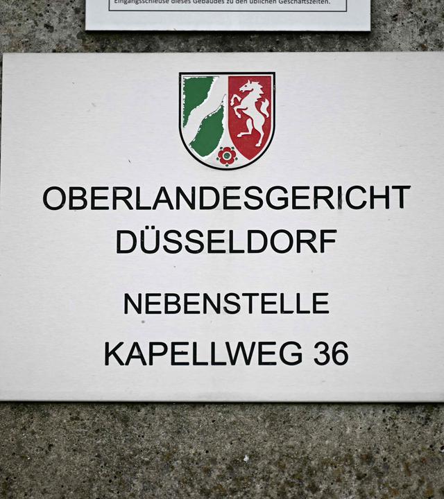 Ein Schild mit der Aufschrift "Oberlandesgericht Düsseldorf; Nebenstelle; Kapellweg 36".