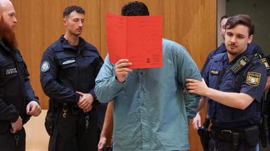 Der Angeklagte Farhad N. steht zu Prozessbeginn im Prozesssaal. 