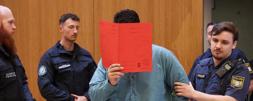 Der Angeklagte Farhad N. steht zu Prozessbeginn im Prozesssaal. 