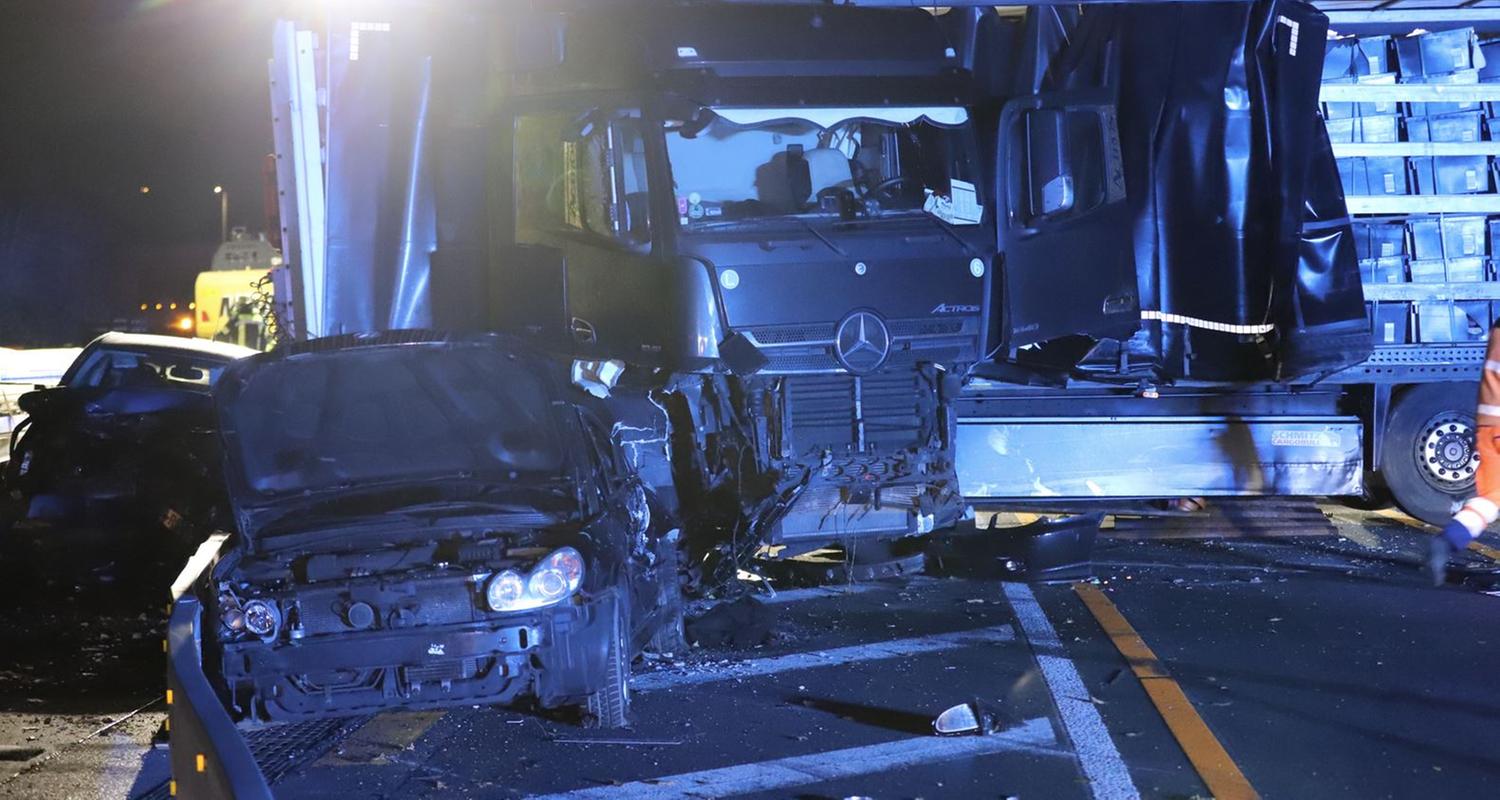 Unfall auf der A46 nach LKW-Chaosfahrt