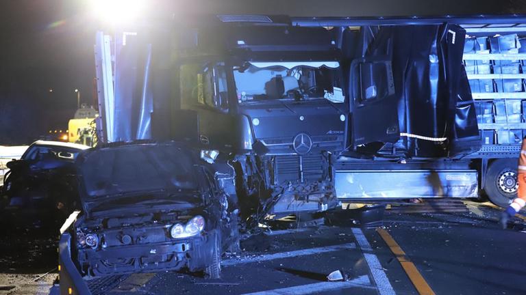 Unfall auf der A46 nach LKW-Chaosfahrt