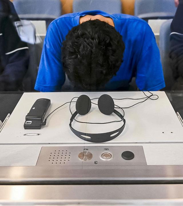 Der Angeklagte vor dem Oberlandesgericht Düsseldorf bei dem Prozessauftakt um den Messeranschlag in Solingen