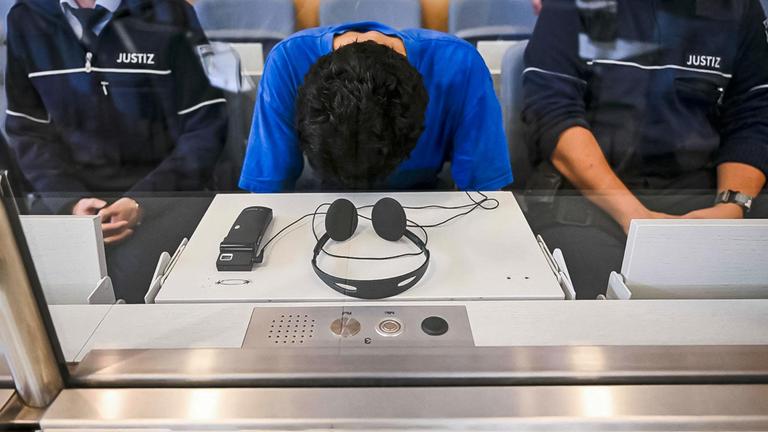 Der Angeklagte vor dem Oberlandesgericht Düsseldorf bei dem Prozessauftakt um den Messeranschlag in Solingen