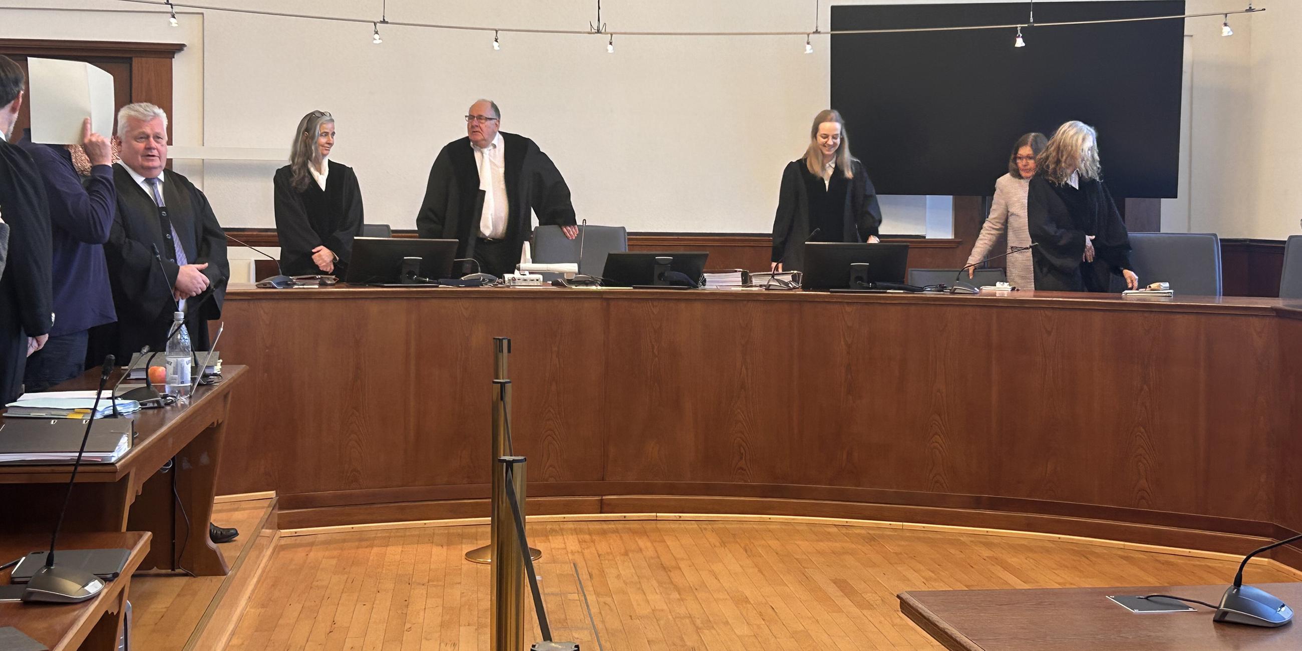 Das tagende Gericht am 06.03.2024 im Gerichtssaal in Dortmund