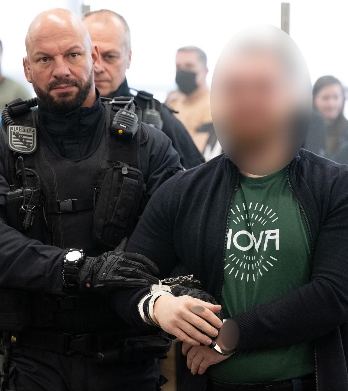 Sachsen, Dresden: Der Angeklagte Johann G. kommt im Prozess gegen insgesamt sieben mutmaßliche Linksextremisten in das Oberlandesgericht Dresden (OLG).