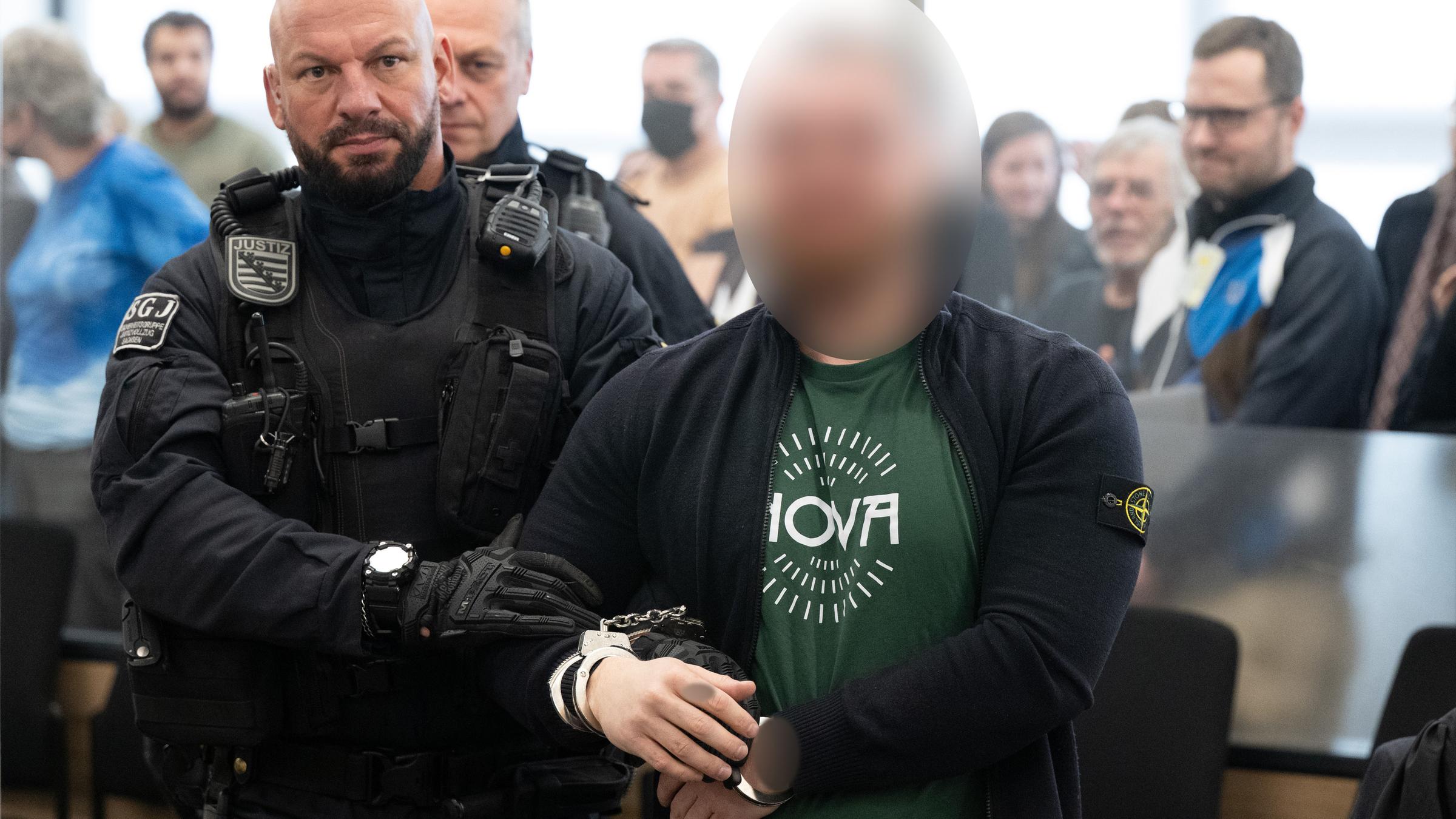 Sachsen, Dresden: Der Angeklagte Johann G. kommt im Prozess gegen insgesamt sieben mutmaßliche Linksextremisten in das Oberlandesgericht Dresden (OLG).