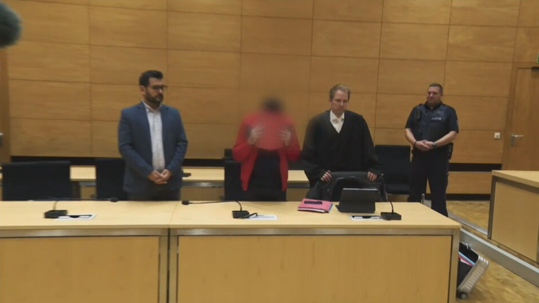 Prozess: Mann ersticht Ehefrau vor Kindern