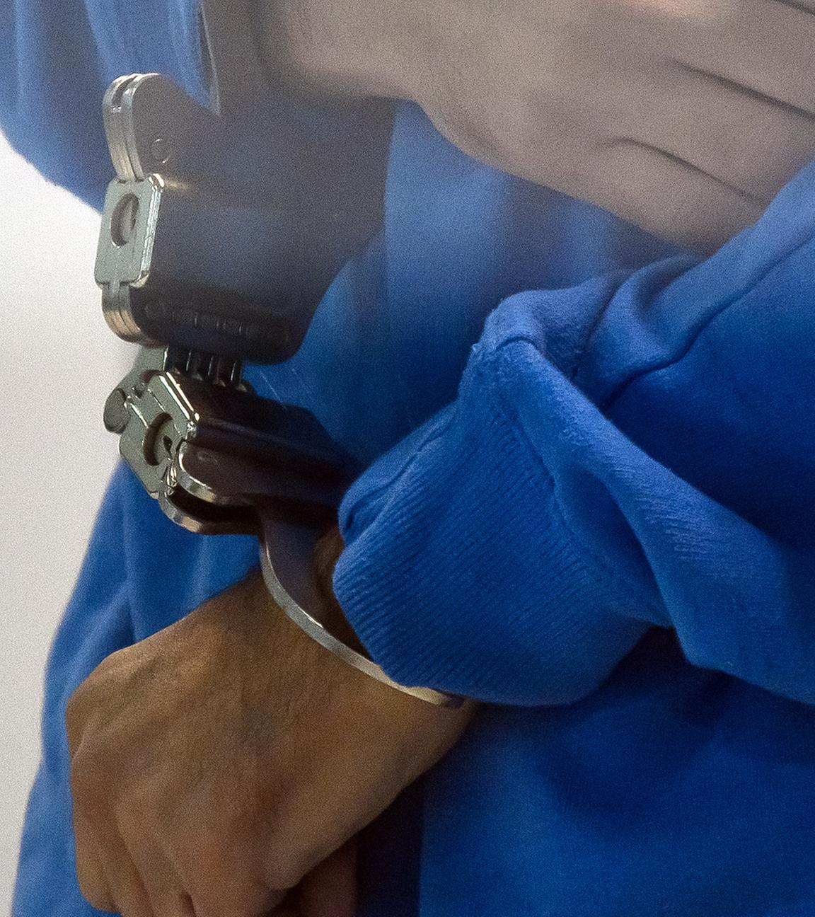 Taleb al-Abdulmohsen steht im Gerichtssaal des temporären Gerichtsgebäudes vom Landgericht Magdeburg an der Anklagebank, die von einem Kasten aus Sicherheitsglas umgeben ist.