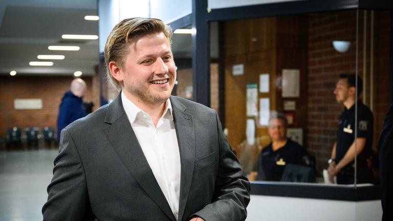 Comedian und Satiriker Sebastian Hotz alias El Hotzo kommt zum Prozess gegen ihn vor dem Amtsgericht Tiergarten. 