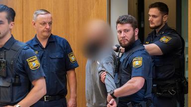 Bayern, München: Ein Angeklagter (M) wird zu Beginn des Prozesses gegen ein deutsch-russisches Trio wegen Geheimdiensttätigkeit für Russland und Mitgliedschaft in einer ausländischen Terrorgruppe in den Gerichtssaal geführt.